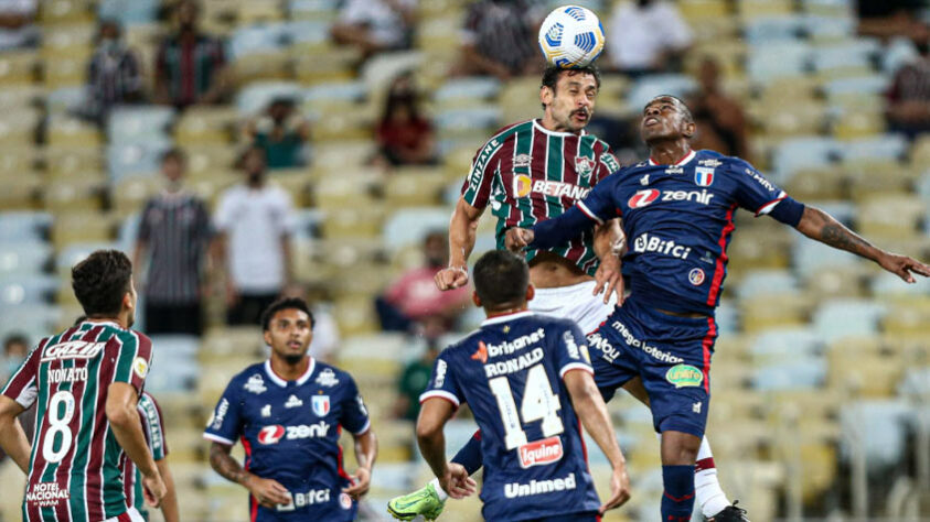 No retorno da torcida ao Maracanã, o Fluminense perdeu para o Fortaleza por 2 a 0 pela 24ª rodada do Campeonato Brasileiro. Os zagueiros Marcelo Benevenuto e Titi, ambos de cabeça, marcaram os gols da vitória do Leão do Pici. Com o resultado, a equipe carioca perdeu a chance de encostar no G6, já os cearenses voltaram para o G4. Confira as notas dos jogadores do Fluminense (Por Felipe Melo - felipeduardo@lancenet.com.br).