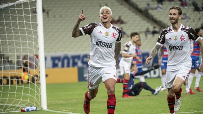 O Flamengo foi avassalador no segundo tempo e venceu o Fortaleza por 3 a 0, nesta noite, no Castelão, pela 25ª rodada do Campeonato Brasileiro. Os destaques do Rubro-Negro foram Pedro, que marcou o primeiro gol, e Michael, que fez os outros dois. Com a vitória, o clube carioca chegou a 42 pontos e alcançou a vice-liderança da competição. Já o Leão se manteve em 4º, com 39. Confira as notas (Por Leonardo Sanfilippo).