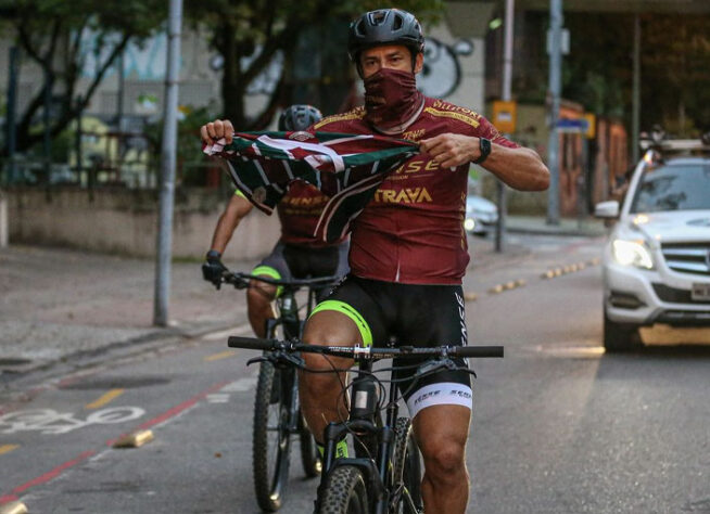 O primeiro grande destaque fica para a chegada de Fred ao Rio de Janeiro. De bicicleta, o atacante foi até as Laranjeiras para assinar contrato até 21 de julho de 2022, data do aniversário do Fluminense.