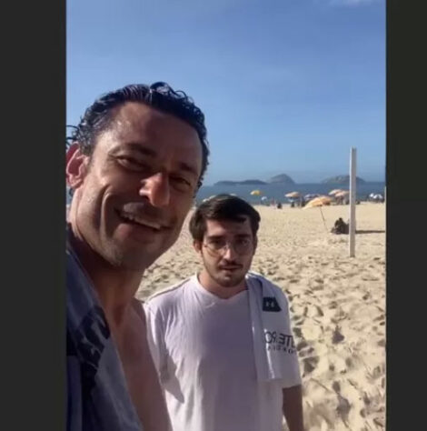 Ainda no ano passado, o atacante divulgou que estava em uma praia da Zona Sul carioca e recebeu diversos tricolores que foram encontrar o ídolo. Nesta tarde, o jogador compartilhou a história de Rodrigo Mendes, tricolor que perdeu o pai após um infarto no Maracanã, em 2015. Além da conversa, os dois também tiraram fotos e o jovem recebeu um autógrafo do craque.