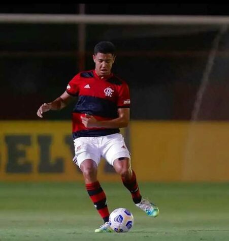 Zagueiro: Iago nasceu em 2005. O jogador ainda não tem contrato profissional com o Flamengo, mas está garantido no clube até, pelo menos, janeiro de 2024.