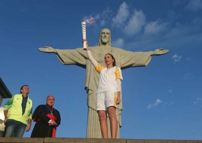 Antes do evento começar, a ex-jogadora de vôlei Isabel Salgado segurou a tocha olímpica em frente Cristo Redentor.