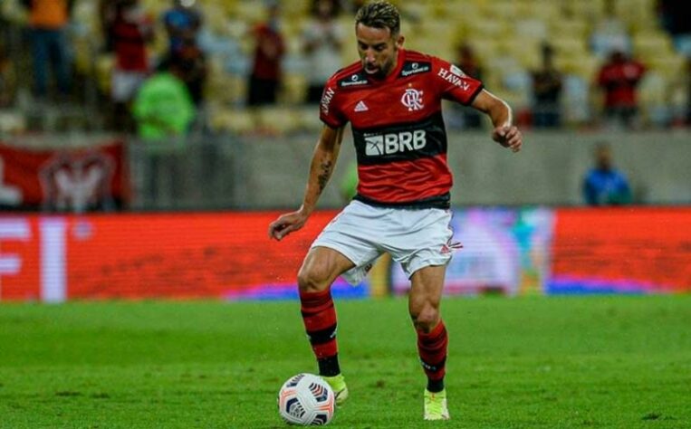 ESQUENTOU - Mauricio Isla quebrou a confiança internamente e ficou sem clima com boa parte dos rubro-negros, inclusive, torcidas organizadas se mobilizaram para exigir a sua saída do Flamengo. E o seu baixo rendimento, algo recorrente desde que aterrissou no Ninho do Urubu, contribui para a incerteza quanto à sua permanência no clube, mesmo estando em seu último ano de contrato. 