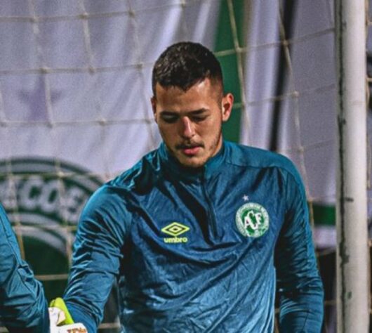 ESQUENTOU - O jovem goleiro João Paulo, de apenas 20 anos, da Chapecoense, recebeu sondagens de dois clubes da Série A e de mais uma outra equipe em Portugal. A informação foi confirmada pelo empresário do atleta, Pedro Henrique Grochot.