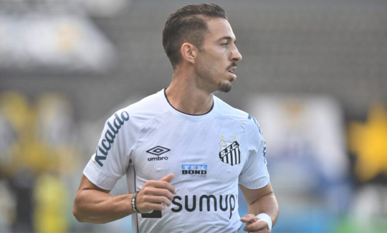 O Santos teve uma péssima atuação e perdeu por 2 a 0 para o América-MG na tarde deste sábado, na Vila Belmiro, pelo Campeonato Brasileiro. Jean Mota foi expulso dois minutos depois de entrar em campo no lance que originou o primeiro gol e João Paulo falhou no segundo (notas por Diário do Peixe).