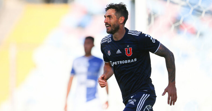 ESQUENTOU - Aos 37 anos de idade, o atacante argentino Joaquín Larrivey segue acumulando números com a camisa da Universidad de Chile capaz de atrair a atenção de clubes brasileiros segundo informação apurada pelo Futebol Latino. Pelo menos cinco clubes que atuam na Série A teriam feito sondagens para saber maiores informações sobre o avante com experiência no continente europeu em Itália (Cagliari) e Espanha, defendendo Celta de Vigo e Rayo Vallecano. Foram eles Corinthians, Ceará, Fortaleza, Grêmio e Juventude.