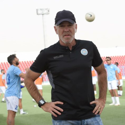 FECHADO - O técnico brasileiro Luis Antônio Zaluar e o Al-Akhdoud encerraram o ciclo de trabalho que estava em sua terceira temporada. A equipe da Arábia Saudita foi campeã da Divisão 2 e conquistou o acesso à Divisão 1 sob o comando do brasileiro. A equipe disputou seis partidas da atual temporada, em que o clube está na Divisão 1 do futebol da Arábia Saudita, porém o treinador e o time decidiram seguir caminhos diferentes.