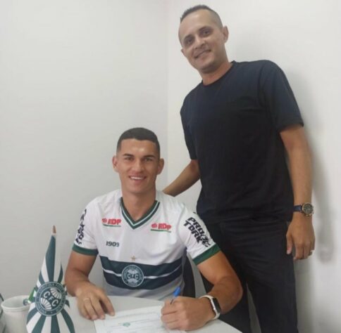 FECHADO - O zagueiro Marcio Silva renovou nesta sexta-feira (8) o vínculo com o Coritiba. O atleta, que participou do título inédito da Copa do Brasil sub-20, tinha vínculo com o Coxa até 2023 e com o novo contrato segue no clube até agosto de 2025.