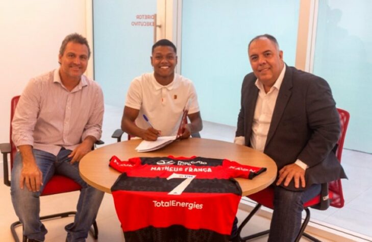 FECHADO - O dia tão esperado pela joia chegou. Matheus França, capitão e um dos grandes destaques da equipe sub-17 bicampeã brasileira e finalista da Copa do Brasil, assinou a renovação de seu vínculo com o Flamengo, que optou por não informar o tempo de contrato no site oficial.