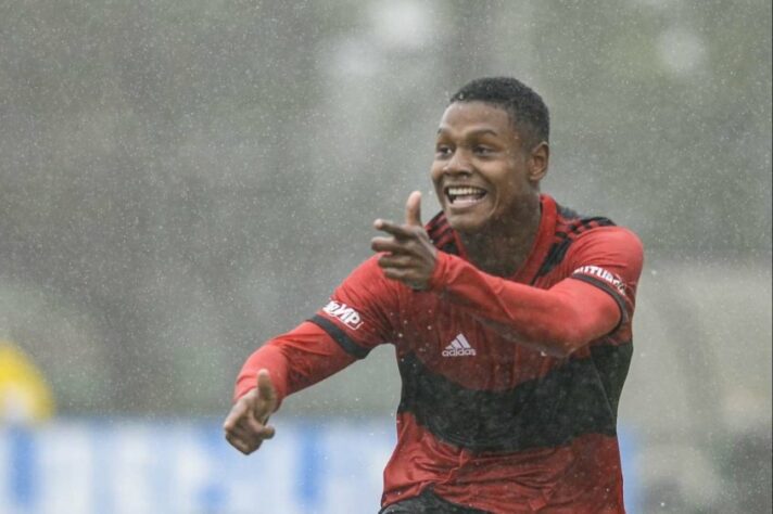 Meia-atacante: Matheus França nasceu em 2004 e foi o destaque da goleada pelos quatro gols marcados. Atualmente, o contrato do jogador é válido até junho de 2025, mas será renovado até dezembro de 2026, com multa de 200 milhões de euros. Matheus soma passagens pela Seleção Sub-17 e está integrado ao time Sub-20 do Flamengo. No entanto, desce ao equipe Sub-17 para a disputa de partidas importantes. 