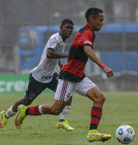 Atacante: Matheus Gonçalves nasceu em 2005 e tem contrato com o Flamengo válido até agosto de 2024. Ele também soma passagens pela Seleção Sub-17.