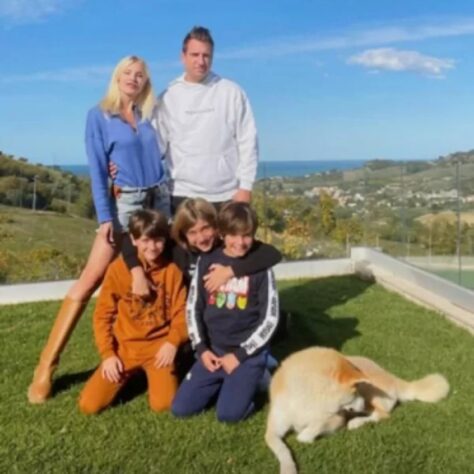 Logo após o anúncio da separação, aconteceu o fato mais inesperado. Wanda Nara publicou em seu Instagram uma foto de seus filhos com Maxi López e sua atual namorada.