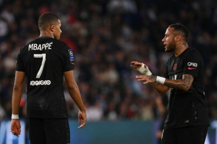 O like de Neymar em uma publicação que criticava Mbappé não repercutiu bem. O PSG realizou uma reunião nesta semana com os jogadores o técnico e o diretor do clube. Ambos levaram um "puxão de orelha" e foram solicitados que resolvessem os problemas fora de campo. Uma das razões da crise seria o fato de Mbappé não se incomodar com uma possível venda de Neymar. 