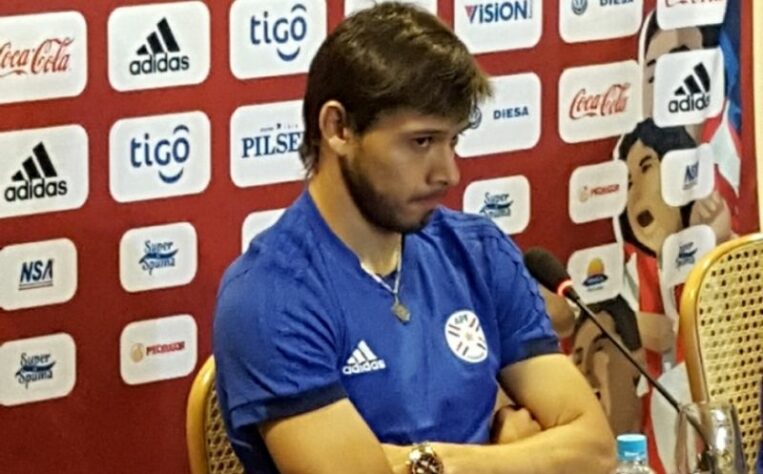 NEGOCIANDO - Óscar Romero era um dos nomes na lista de reforços do Botafogo desde o começo da janela. O clube fez um primeiro contato na semana passada e as negociações evoluíram. Contudo, pelo menos dois times da MLS e um da China também têm interesse em Romero. Mesmo assim, o Alvinegro, no momento, "lidera a corrida" pela contratação do paraguaio. O plano de carreira apresentado agradou, e o clube coloca a seleção paraguaia em pauta como uma forma de convencimento.