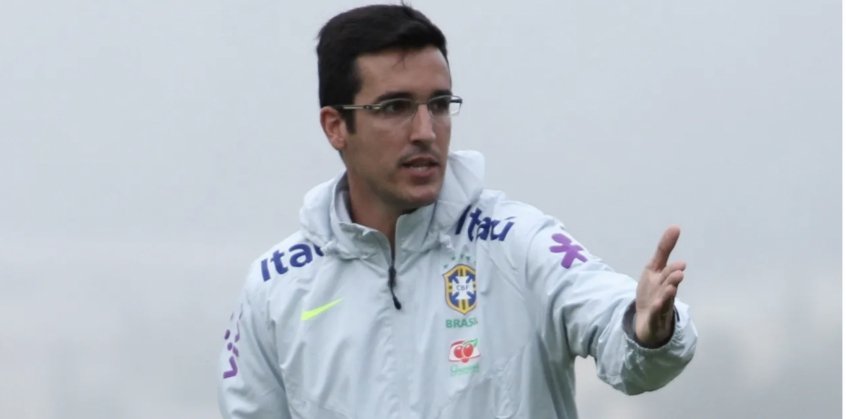 FECHADO - O Palmeiras anunciou nesta quarta-feira (20) a contratação do treinador Paulo Victor Gomes para a equipe sub-20 de futebol. O técnico chega ao Verdão para substituir Wesley Carvalho, demitido em agosto. Desde então, o auxiliar Gilmey Aymbere dirigia a equipe de maneira interina. O novo treinador assistira das tribunas o duelo contra o Audax nesta quinta (21), às 11h, na Academia 2, em Guarulhos-SP, pelo Paulista Sub-20.