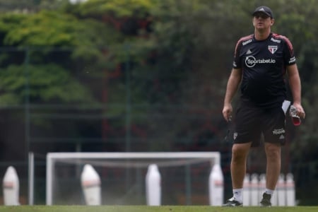 FECHADO - O técnico do São Paulo, Rogério Ceni, falou pela primeira vez sobre a sua chegada ao clube do Morumbi. Na noite da última quarta-feira (13), horas depois de ser anunciado, ele já comandou um treinamento no estádio e revelou uma situação curiosa: sequer assinou contrato antes de assumir o time (ele firmou apenas o contrato federativo para poder ser registrado). 