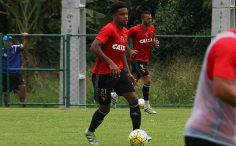 Rithely (30 anos) - Volante - Sem clube desde março de 2021 - Último clube: Atlético Goianiense - Valor de mercado: 750 mil de euros (R$ 4,6 milhões).