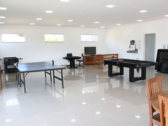 Além da sinuca, o espaço também conta com espaço para a prática do tênis de mesa.