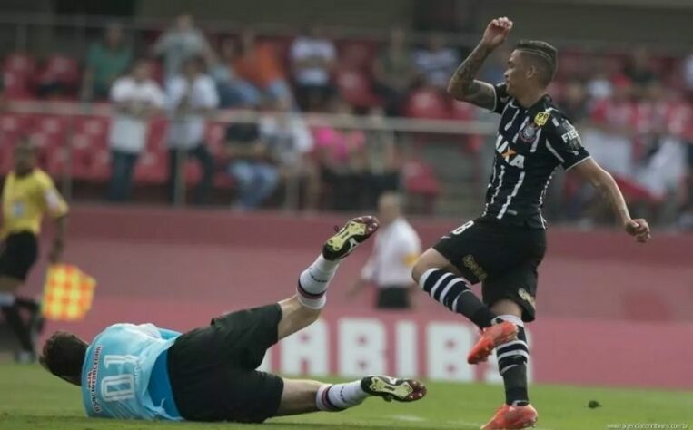 O empate válido pelo Brasileirão de 2015 ficou marcado por polêmica quanto à arbitragem. Fato curioso: o gol do Corinthians foi marcado por Luciano, hoje nome importante do elenco do São Paulo. O gol do Tricolor foi marcado por Luís Fabiano.