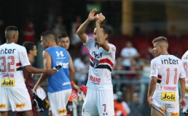 A semifinal do Paulistão de 2018 começou com o São Paulo na frente. Com gol de Nenê, o Tricolor venceu por 1 a 0 no jogo de ida. Na volta, porém o Timão venceu por 1 a 0 e se classificou nos pênaltis para a final.