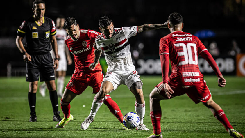 INTERNACIONAL - Sobe: Rodrigo Lindoso - Mostrou intensidade na marcação e carimbou o travessão de Volpi em chute de fora da área.// Desce: Defesa - A zaga do Inter teve muitas dificuldades para neutralizar as chegadas do São Paulo. Diversas vezes, os atletas do Tricolor trabalhavam com muito espaço..