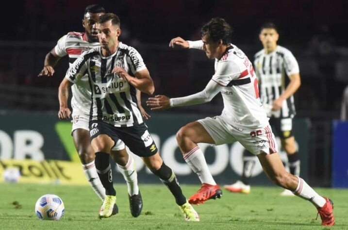 Após um primeiro tempo fraco, o Santos cresceu na segunda etapa, principalmente na parte final do clássico com o São Paulo, pela 24ª rodada do Campeonato Brasileiro. O empate por 1 a 1 coroou uma atuação aguerrida do Peixe no Morumbi. Confira as notas dos jogadores do Santos no LANCE! (por Diário do Peixe)