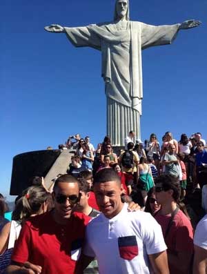 A seleção inglesa de futebol, em 2013, visitou o Cristo às vésperas de um amistoso contra o Brasil. Na foto estão o atacante Theo Walcott e o meia Oxlade-Chamberlain.