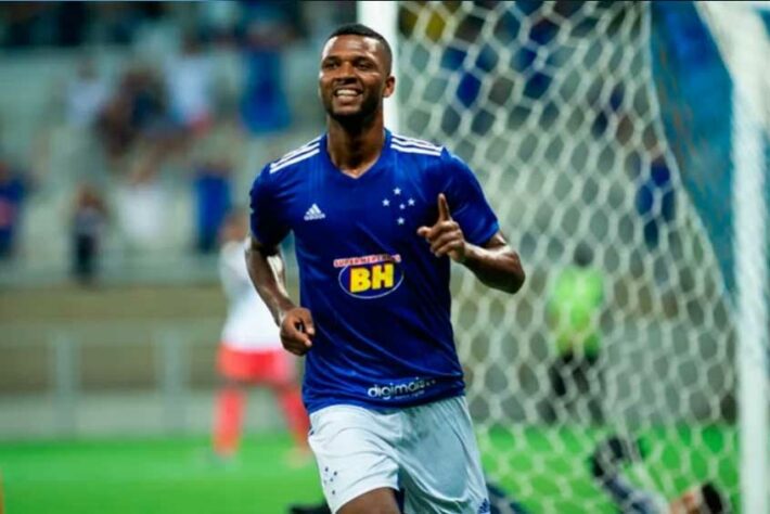 NEGOCIANDO - O Cruzeiro vai analisar propostas pelo atacante Thiago, de 20 anos. O jogador tem duas ofertas do futebol europeu: de um time não revelado de R$ 12 milhões e outra do Ludogorets, da Bulgária, de R$ 7 milhões. Ele já comunicou ao Cabuloso que aguarda uma definição para saber o que será feito.