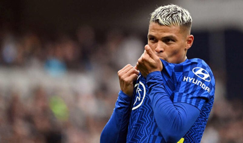 NEGOCIANDO - Thiago Silva e Chelsea estão próximos de selar uma renovação de contrato, que atualmente vai até junho de 2022. De acordo com o jornalista Fabrizio Romano, deve finalizar em breve um acordo por mais uma temporada. O zagueiro vive grande fase e é titular incontestável dos Blues.