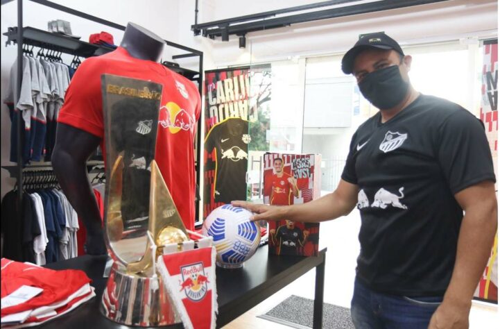 Loja do clube em Bragança Paulista tem em exposição alguns troféus da equipe, como o Brasileiro da Série B de 2019.