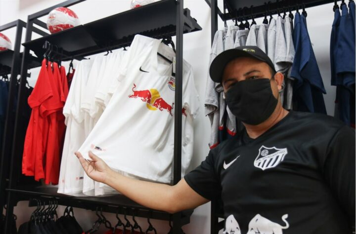 Marcos Alan posa ao lado do novo uniforme do Red Bull Bragantino.