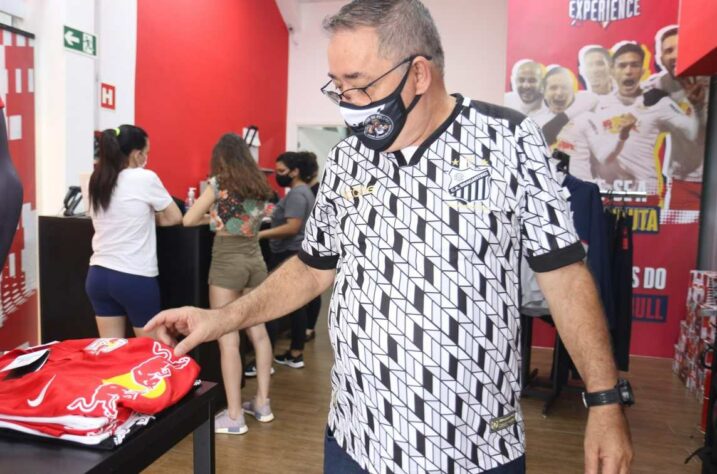 Torcedor símbolo do clube olha o novo uniforme 3 do Red Bull Bragantino.