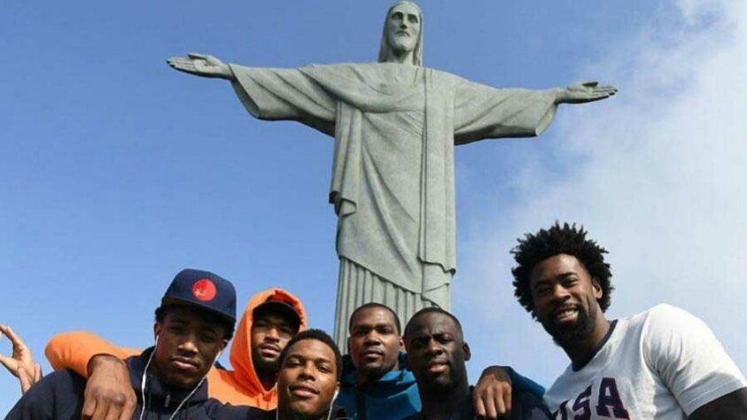 Junto com os craques do esporte, a delegação americana de basquete também marcou presença no local durante as Olimpíadas de 2016.