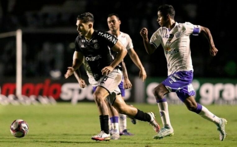 Na 32ª rodada do Brasileirão, o Vasco teve a chance de encostar de vez no G4, mas foi derrotado pelo CSA por 3 a 1. Com isso, O LANCE! traz uma galeria atualizada com as chances de cada clube - conforme a tabela no momento - de título, vaga para a Série A e rebaixamento. Os dados são do Departamento de Matemática da Universidade Federal de Minas Gerais (UFMG). Veja as contas!