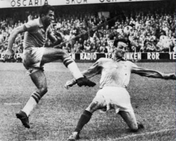 16º lugar: Vavá (atacante - Brasil): 9 gols em Copas do Mundo - O centroavante jogou duas Copas do Mundo com a Seleção Brasileira, e conquistou ambas. Vavá esteve presente nos títulos mundiais de 1958 (5 gols) e 1962 (4 gols).