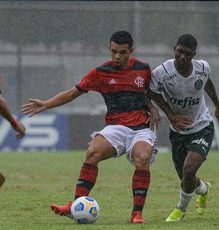 Meio-campo: Vitor Muller nasceu em 2004. O jogador tem contrato com o Flamengo até janeiro de 2023.