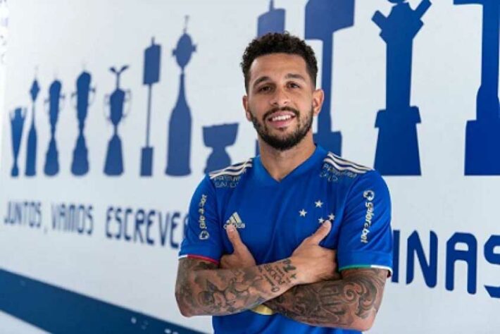 Tendo diversas parcerias com diferentes empresas fornecedoras de material esportivo, o Cruzeiro conta com belas camisas em sua história. Confira todas as camisas 1 do clube mineiro no século nesta galeria montada pelo LANCE!