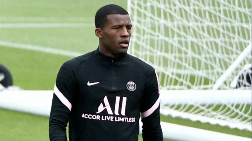 ESQUENTOU - O Arsenal está interessado na contratação de Wijnaldum, meia do Paris Saint-Germain, segundo a "Sky Sports". O holandês, que chegou ao clube francês nesta temporada, não está feliz na equipe de Mauricio Pochettino e cogita retornar à Premier League na janela de transferências de janeiro. Mikel Arteta, comandante dos Gunners, é um grande admirador do meia, e a equipe de Londres estaria disposta a assumir os custos do atleta por um empréstimo até o fim da temporada. O PSG também está aberto a escutar ofertas.