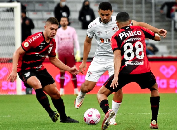 O Fluminense saiu da Arena da Baixada com mais três pontos no Campeonato Brasileiro. A equipe das Laranjeiras contou com gol contra de Zé Ivaldo para bater por 1 a 0 o Athletico-PR, em jogo válido pela vigésima-sétima rodada do Brasileirão. Confira as atuações do LANCE! para o duelo. Notas por Vinícius Faustini (faustini@lancenet.com.br)