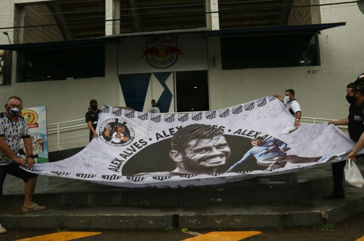 Torcida 'Fanáticos do Puleiro' com o bandeirão do goleiro Alex Alves, que jogou no Bragantino de 2018 a 2021, sendo campeão da Série B 2019 e do Interior 2020.