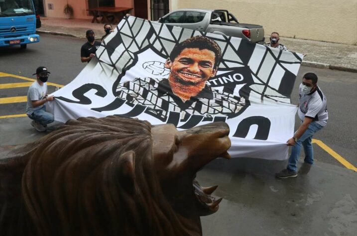 O ex-atacante Silvio, que atuou no clube em 2001, também foi homenageado com um bandeirão pela torcida.