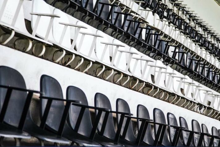 Cadeiras em setor do estádio Nabi Abi Chedid.