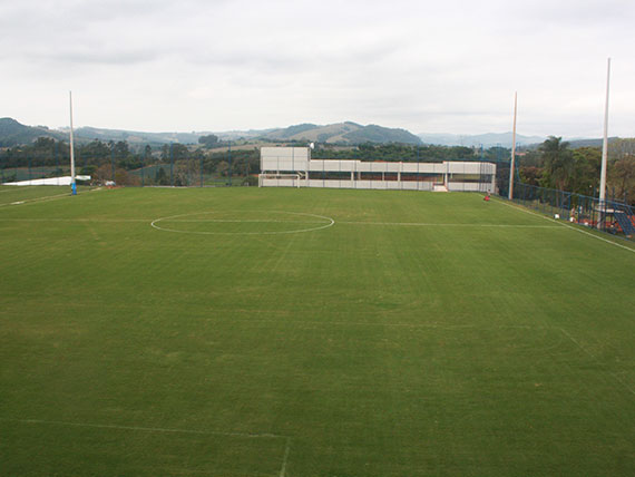 A estrutura possui dois campos oficiais de futebol para o treinamento dos jogadores do elenco profissional.