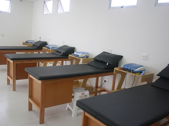 O local também conta com sala de fisioterapia para a recuperação dos jogadores lesionados.
