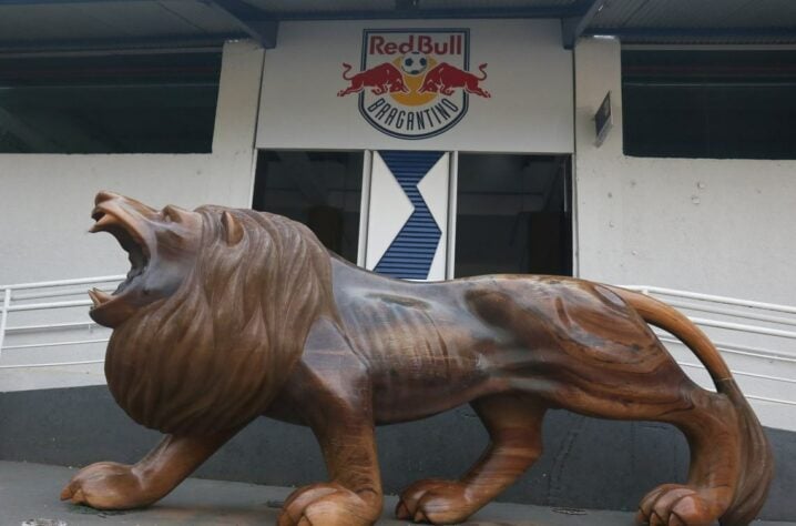 Fachada do estádio simbolizada por um leão, antigo mascote do Bragantino.