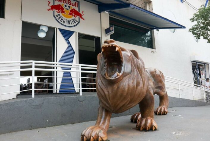 O leão, feito de madeira, contrasta com o novo escudo do Bragantino após a parceria com a Red Bull.