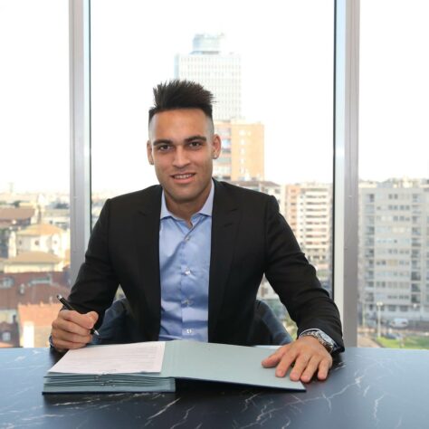 FECHADO - A Inter de Milão anunciou a renovação do contrato de Lautaro Martínez até junho de 2026. Considerado a grande estrela da equipe desde a temporada passada, a sua renovação era prioridade dos italianos para o futuro da equipe.