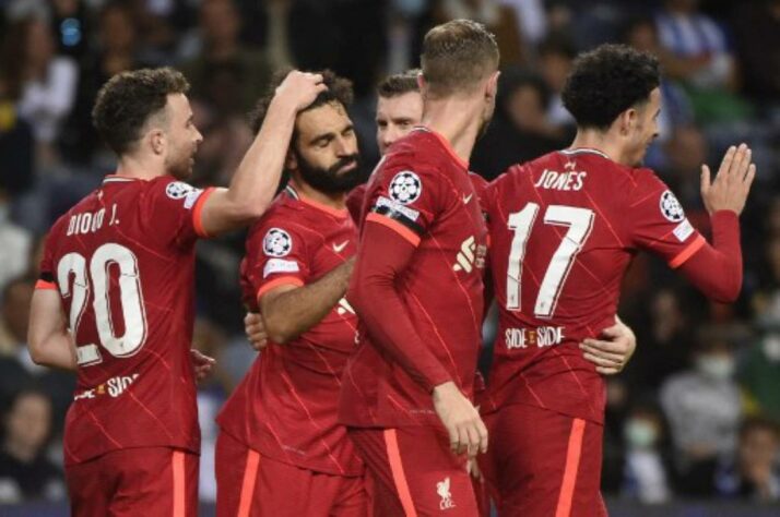 O Liverpool, por sua vez, teve 74,9 milhões de interações. Os Reds não tiveram um primeiro semestre esportivo bom, mas tem feito um início de temporada 2021/22 com maior destaque, com o egípcio Mohamed Salah voando, o que aproxima fãs e fortalece os números nas redes sociais em todo o mundo. 