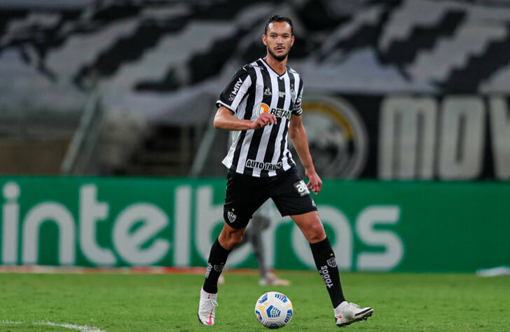 ESQUENTOU - O zagueiro Réver foi homenageado pelo Atlético-MG nesta quinta-feira, 21 de outubro, pelos 300 jogos com a camisa alvinegra. A marca foi atingida na goleada atleticana sobre o Fortaleza, por 4 a 0, pelo jogo de ida das semifinais da Copa do Brasil.  Com 36 anos e contrato até o fim de 2022, o experiente defensor já avalia o seu futuro pós-carreira. Ele diz que não se vê fora do futebol, mas ainda não tem uma área definida.