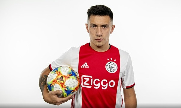 FECHADO - Aos 23 anos de idade, o zagueiro argentino Lisandro Martínez vinha despertando olhares atentos de outros clubes do mercado europeu. Situação essa que fez o Ajax se movimentar nos bastidores e providenciar uma renovação contratual para o defensor. Agora, Licha tem vínculo com a equipe de Amsterdã até junho de 2025 em acordo que não teve detalhes oficiais divulgados.